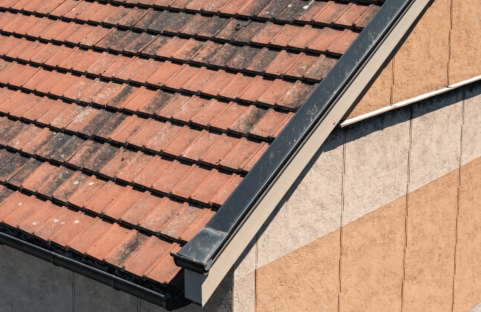 Detailaufnahme von Dach und Fassade zur Inspektion
